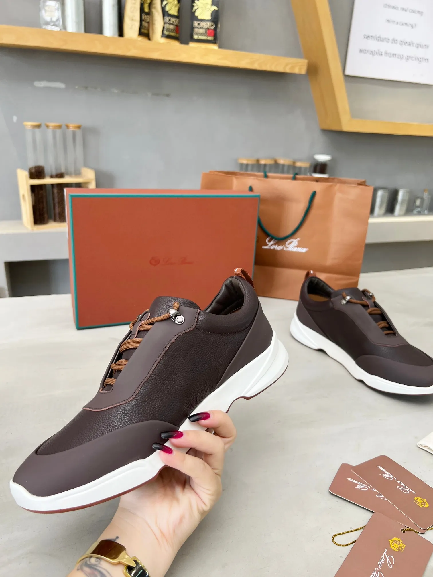 Men's shoes 💰660 🧚‍♂️Loro Piana*👉Top genuine grade👉Buy the original 1:1 copy💯💯💯 Founded the existing Loro Piana company on April 24, 1924. It is now the sixth generation of family business, providing top-quality products to customers who are discerning about taste and quality. ❤️ Imported silk calfskin and South Korean natural cowhide. The interior is made of imported A-grade water-dyed cowhide. 💯💯💯 Original molded base. 💯Authentic packaging code number: 39-46